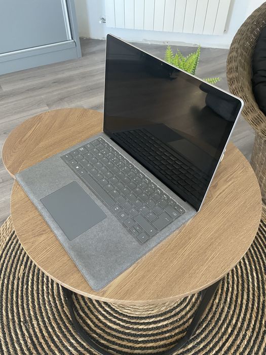 Microsoft surface laptop 5 (13.5”) Intel Core i5-1235U- RAM: 8GB 256GB