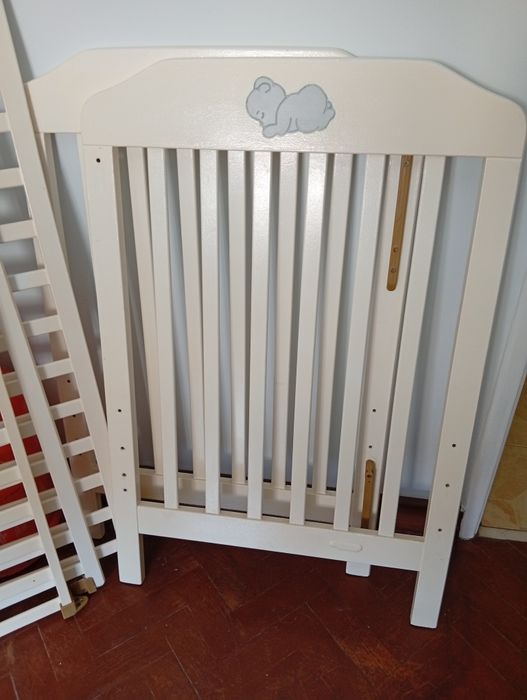 Berço de bébé branco