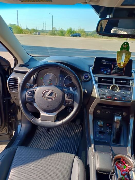 Продаю Lexus nx 300h