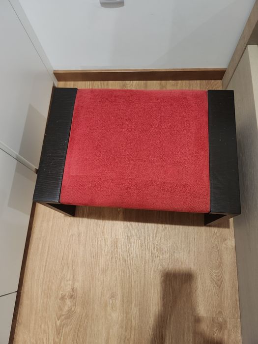 Banqueta madeira de castanho com tecido vermelho 60x40x37