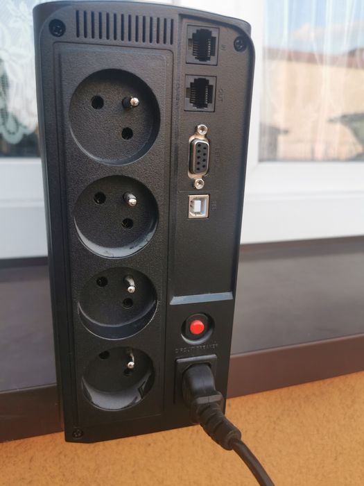 Zasilacz UPS CYBERPOWER VP700ELCD-FR 700VA 390W używany