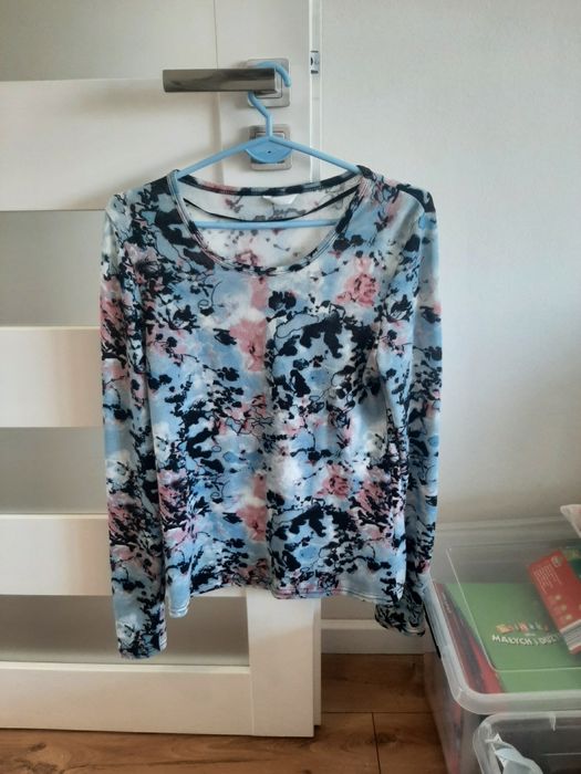 Sweter s wzory biuro praca na codzień kolory