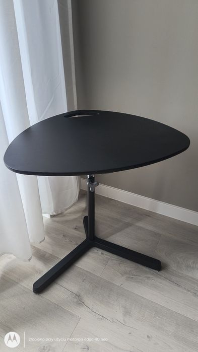 Ikea Svartasen stolik pod laptopa