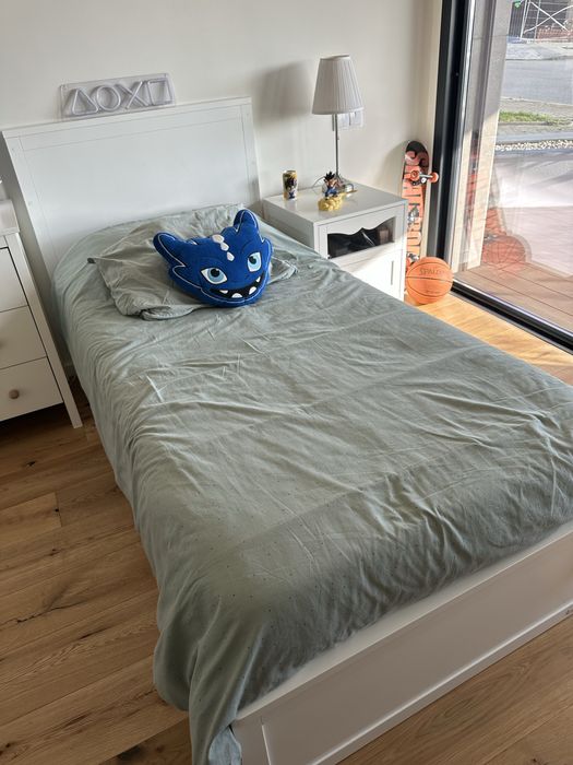 Cama  convertivel   Trama  como nova