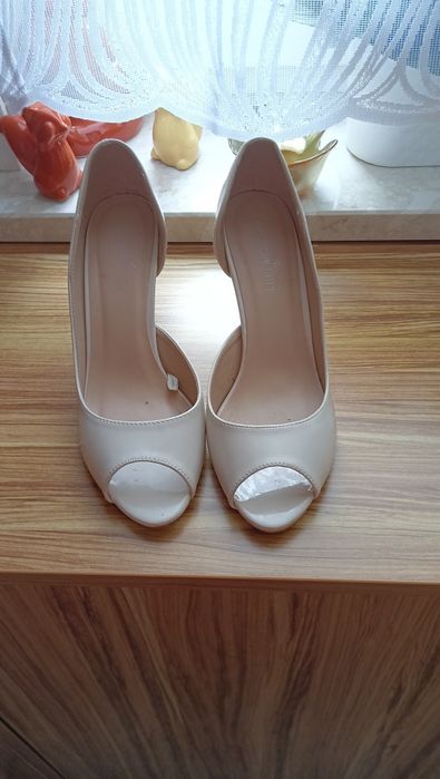 Buty szpilki jasne 39