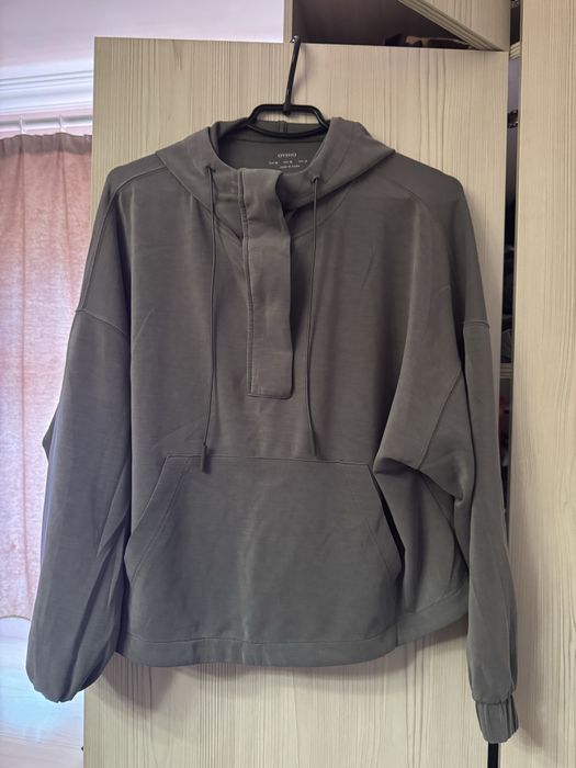 Спортивна кофта на дівчину