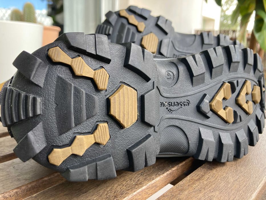 Botas de caminhada, tamanho 41, como novas