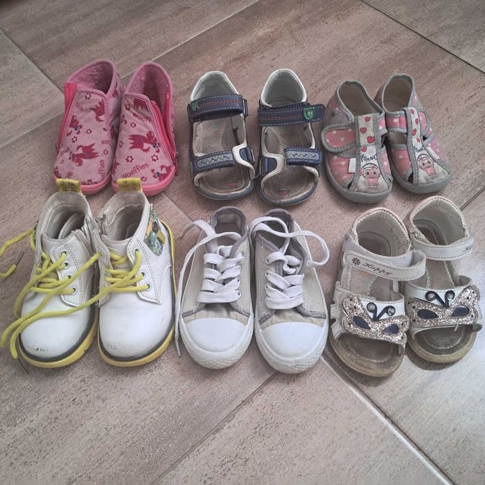 Кросовки Черевички Сандалики Макасіни Тапочки на дівчинку