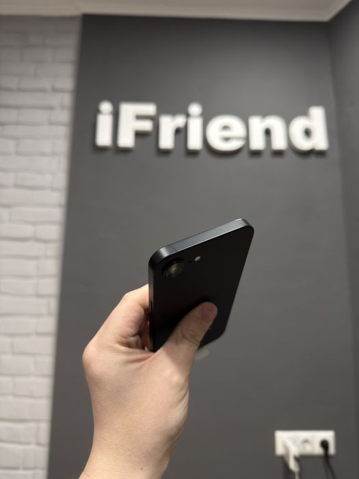 Open IPhone 16e 128 Gb Black/White,1 рік гарантії від магазину.