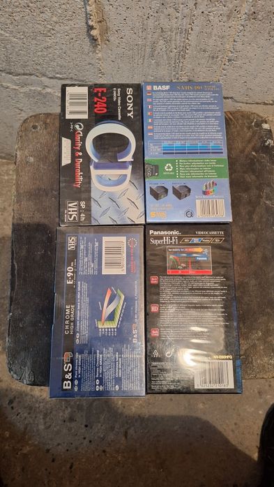 Nowe taśmy, kasety VHS, taśma czyszcząca głowicę.