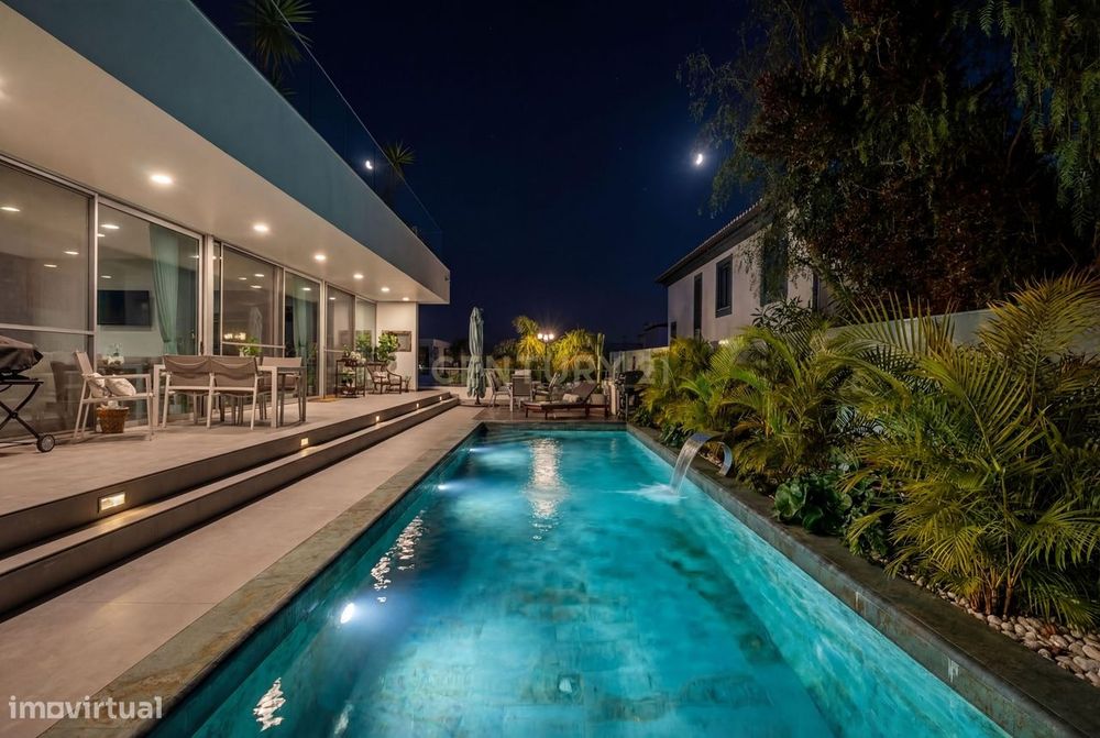 Moradia de Luxo em Lagos com Vista Mar, Piscina Aquecida e Rooftop Exc