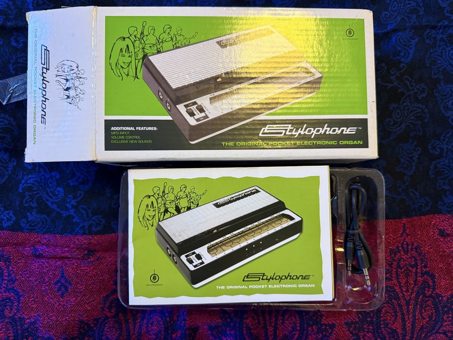 Stylophone-kieszonkowy syntetyzator Dübreq