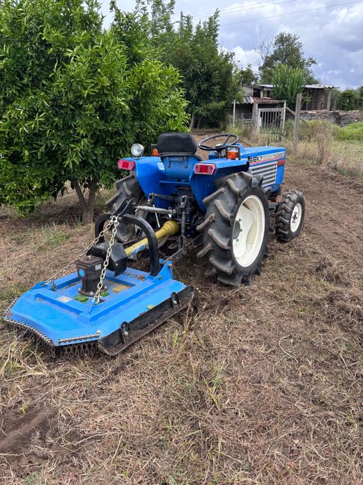 Trator iseki TU2100 4x4 com alfaias