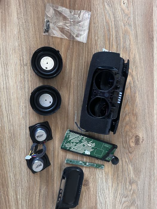 Проадам колонку JBL charge 3 на запчастини