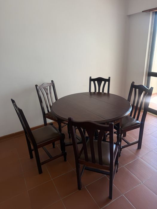 Vendo mesa e 5 cadeiras