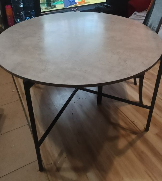 Sprzedam okrągły stół firmy Jusk. jak nowy