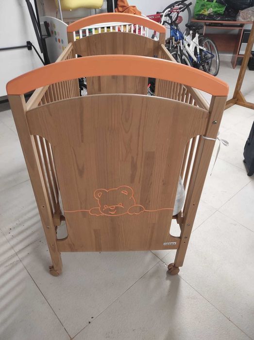 Cama para bebé em madeira pode acompanhar com colchão (+25€)