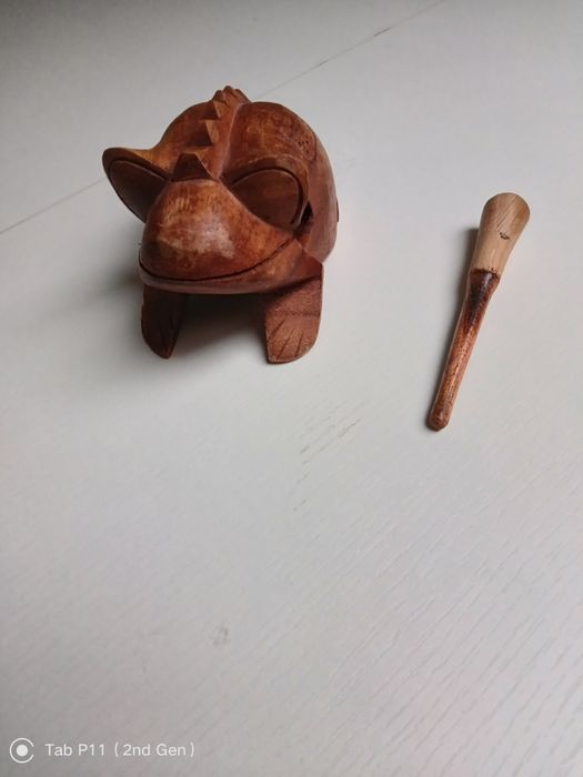 Drewniana żabka instrument