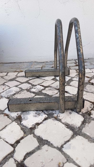 Suporte zincado para bicicleta