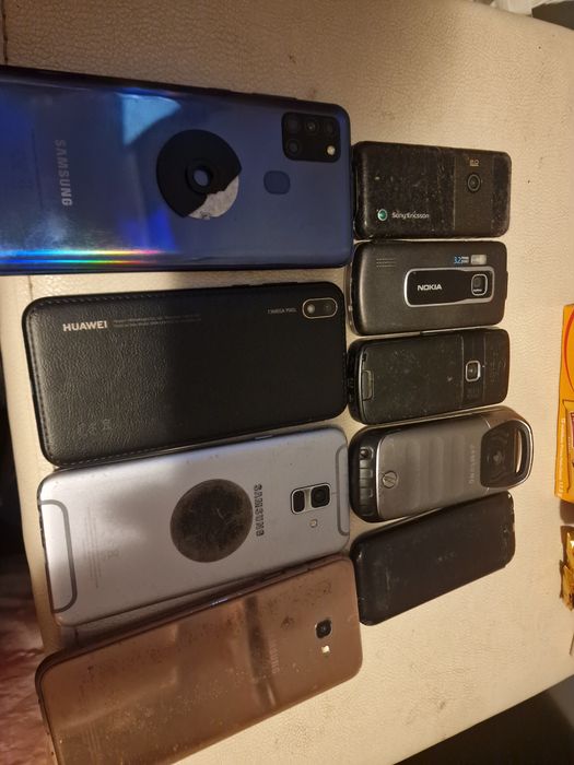 Zestaw starych telefonów