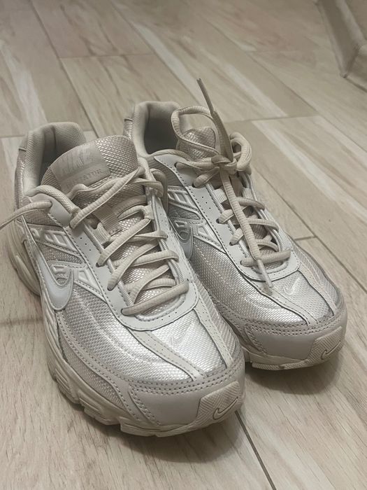 Кросівки 38 розмір