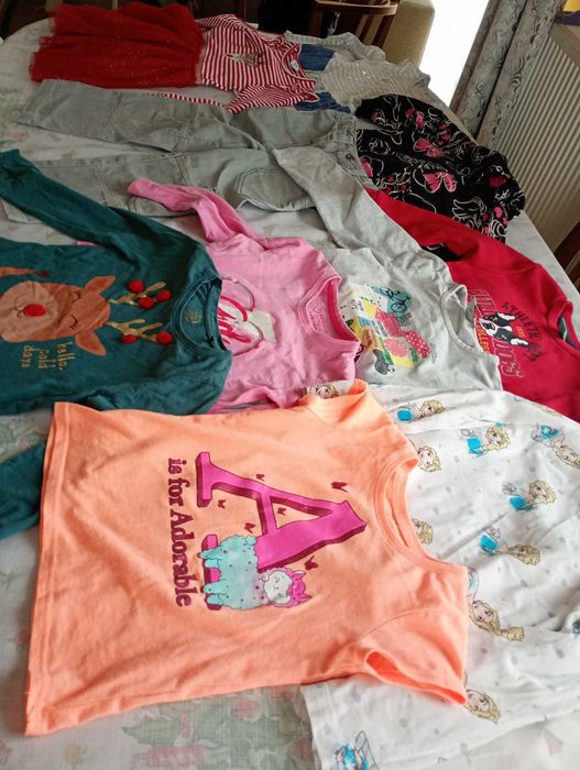 Sprzedam ubranka na 110 bluzy spodnie sukienki dla dziewczynki