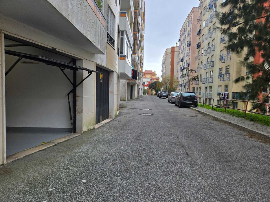 Garagem Fechada (Box)  – c/ WC Privativo, eletricidade e água