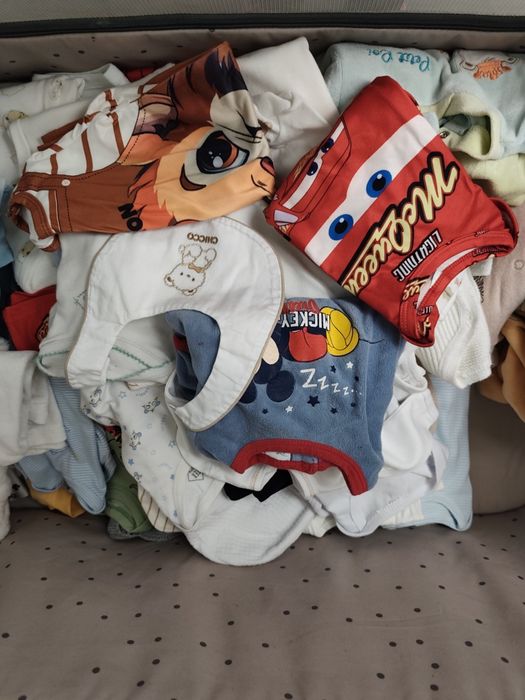 Roupas de bebé( menino entre três a seis meses)