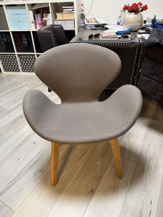 Fotel szary z drewnianymi nigami