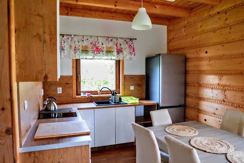 Domek w górach, nad jeziorem