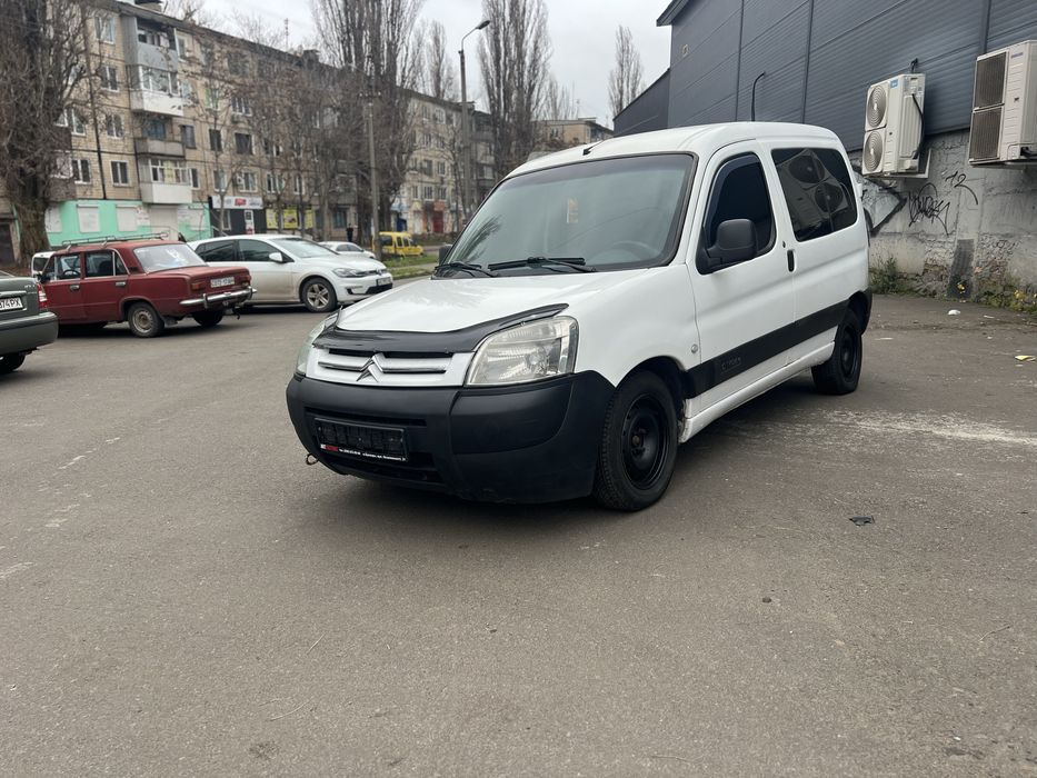 Продам Citroen Berlingo Passanger.Авто 2005 року випуску,з цього часу було в одних руках.По документах чистий пасажир 5 місцьДвигун 1.9 дизель самий надійний та простий,не димить,не каптить.Автомобіль повністю обслугований,на даний час не потребує вкладень.Кузов у гарному стані без слідів корозії.Вікна-жабри.Встановлені комфортні сидіння з боковими підтримками.Авто варте уваги!