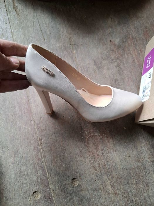 Buty na obcasie perłowe piekne r36