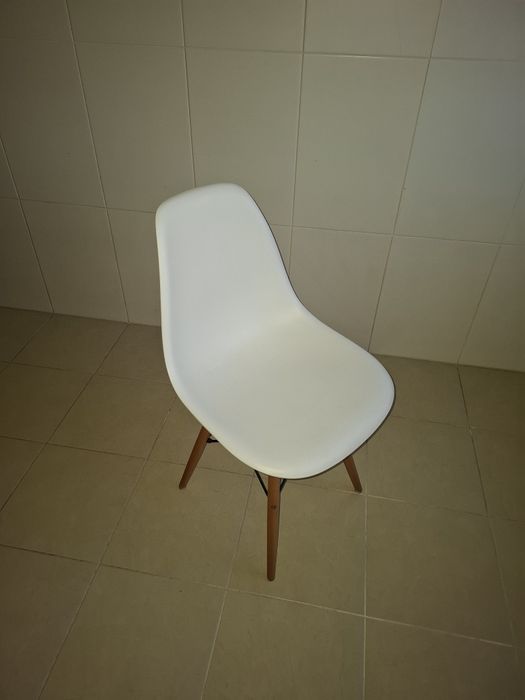 Cadeira branca como nova