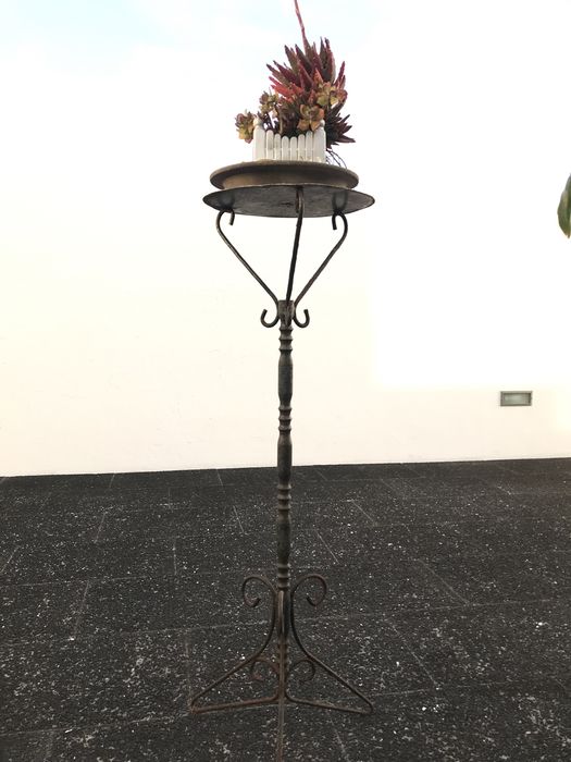Suporte tripe e vaso com catos