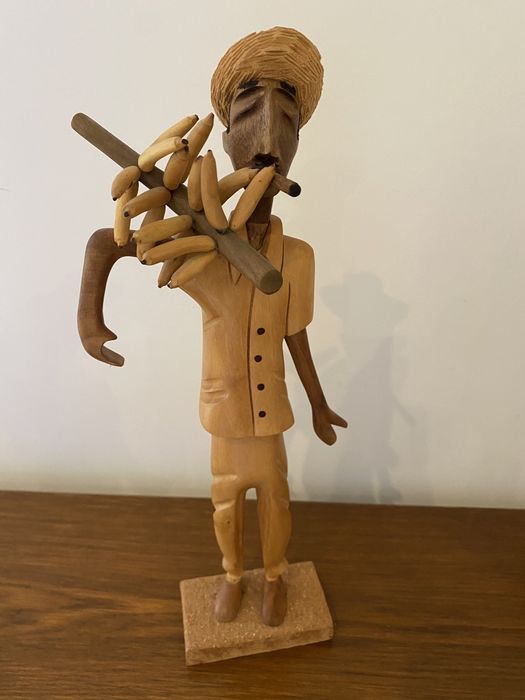 Estátuas de madeira artesanais originárias de Cuba, com cerca de 30cm