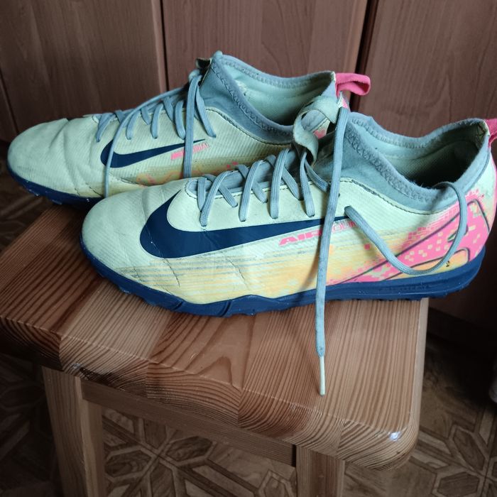 Młodzieżowe buty turfy Nike