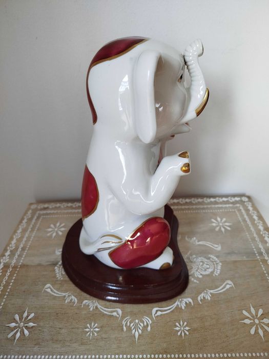Linda Escultura em Porcelana, base em madeira