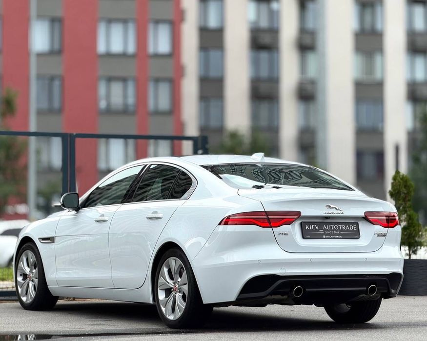 Продаж гарного Jaguar XE