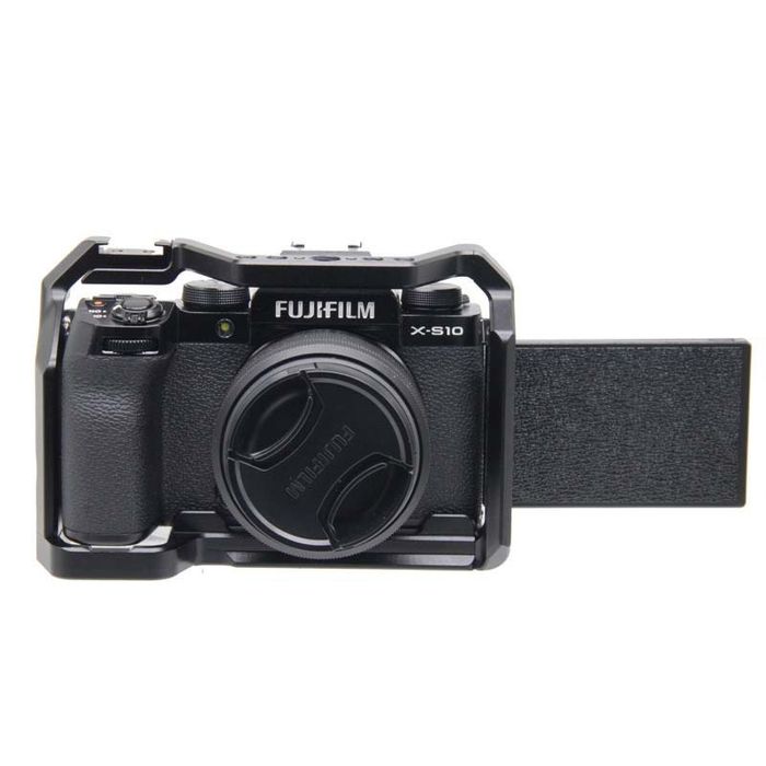 Fujifilm XS10 + Tamron 17-70mm 2.8 + Meike 7.5mm 2.8 + Cage Small Rig