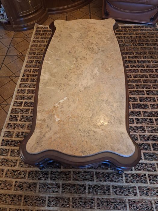 Mesa de centro em madeira maciça, com tampo em mármore!