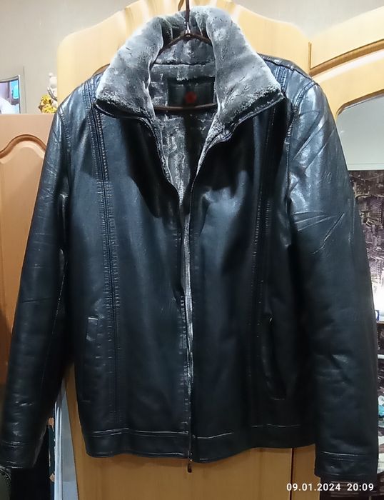 Мужская зимняя куртка в состоянии новой