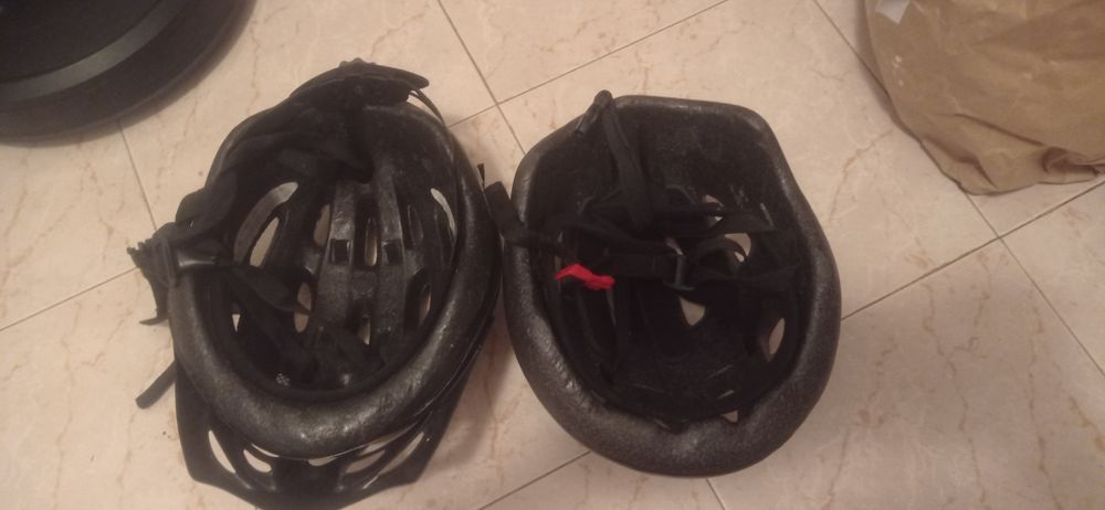 Capacete de ciclismo e calções almofadados