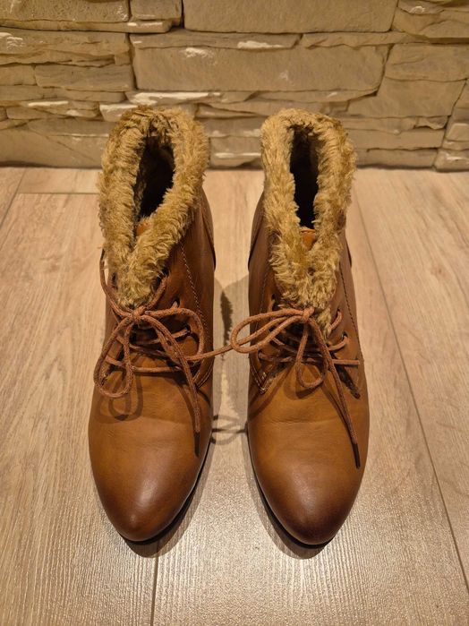 Brązowe botki na koturnie