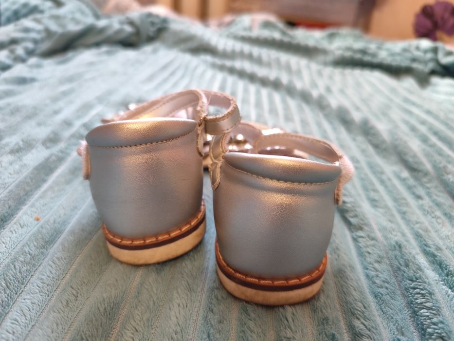 Продам детские босоножки