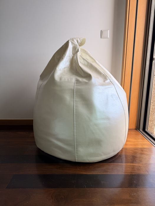 Puff em couro sintético bege