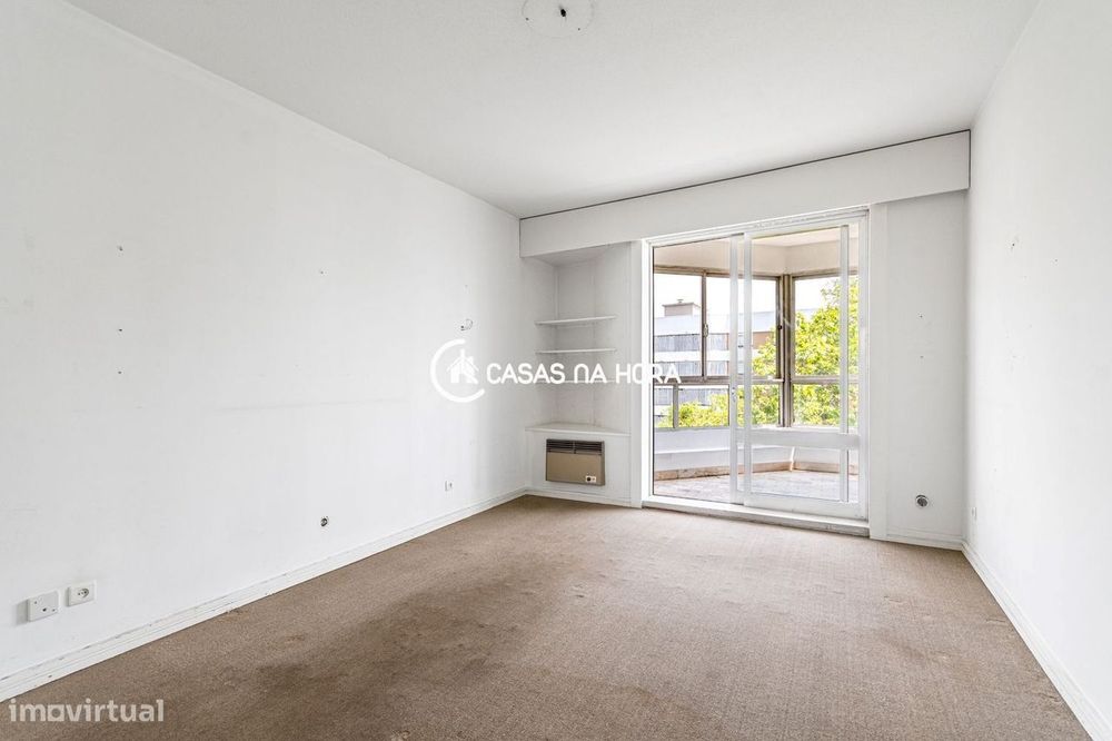 Apartamento T2 para renovação com vista mar  Alto da Barra, Oeiras
