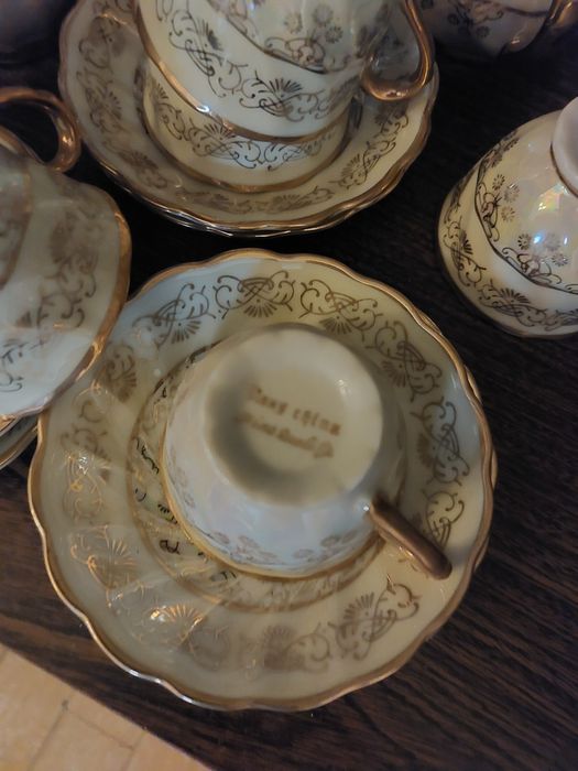 Serviço de café em dourado