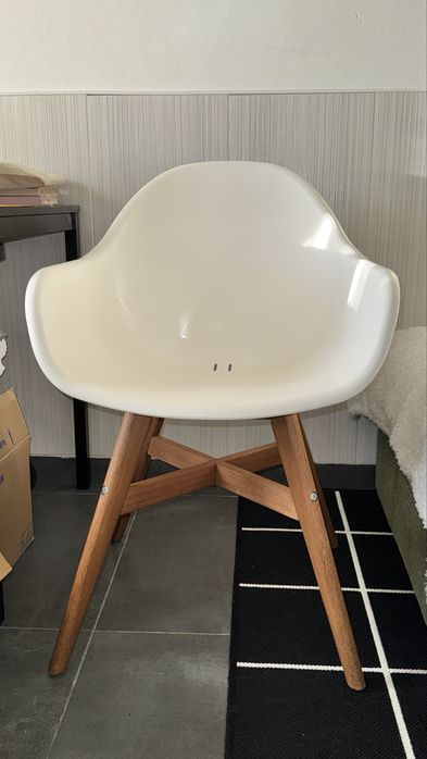 Cadeira Branca IKEA c/ Pés de madeira