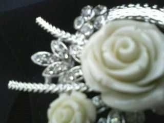Alfinete peito rosas perola com strass