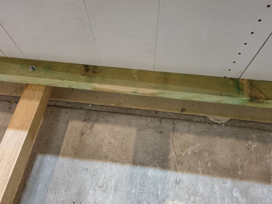 Regaly drewniane 140 ,-